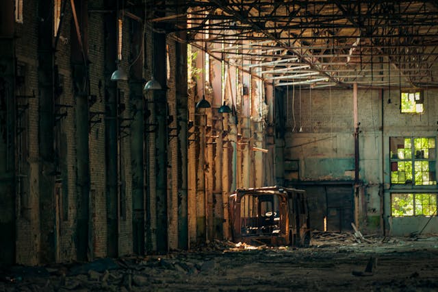 Équipement de sécurité pour l'Urbex avec une carte GPS Gourbex sur smartphone.