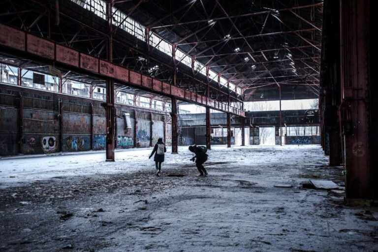Exploration d'un manoir abandonné en France illustrant la pratique de l'Urbex.