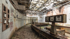 Vue d'une grande structure métallique rouillée à l'intérieur d'une friche industrielle abandonnée dans le Grand Est.