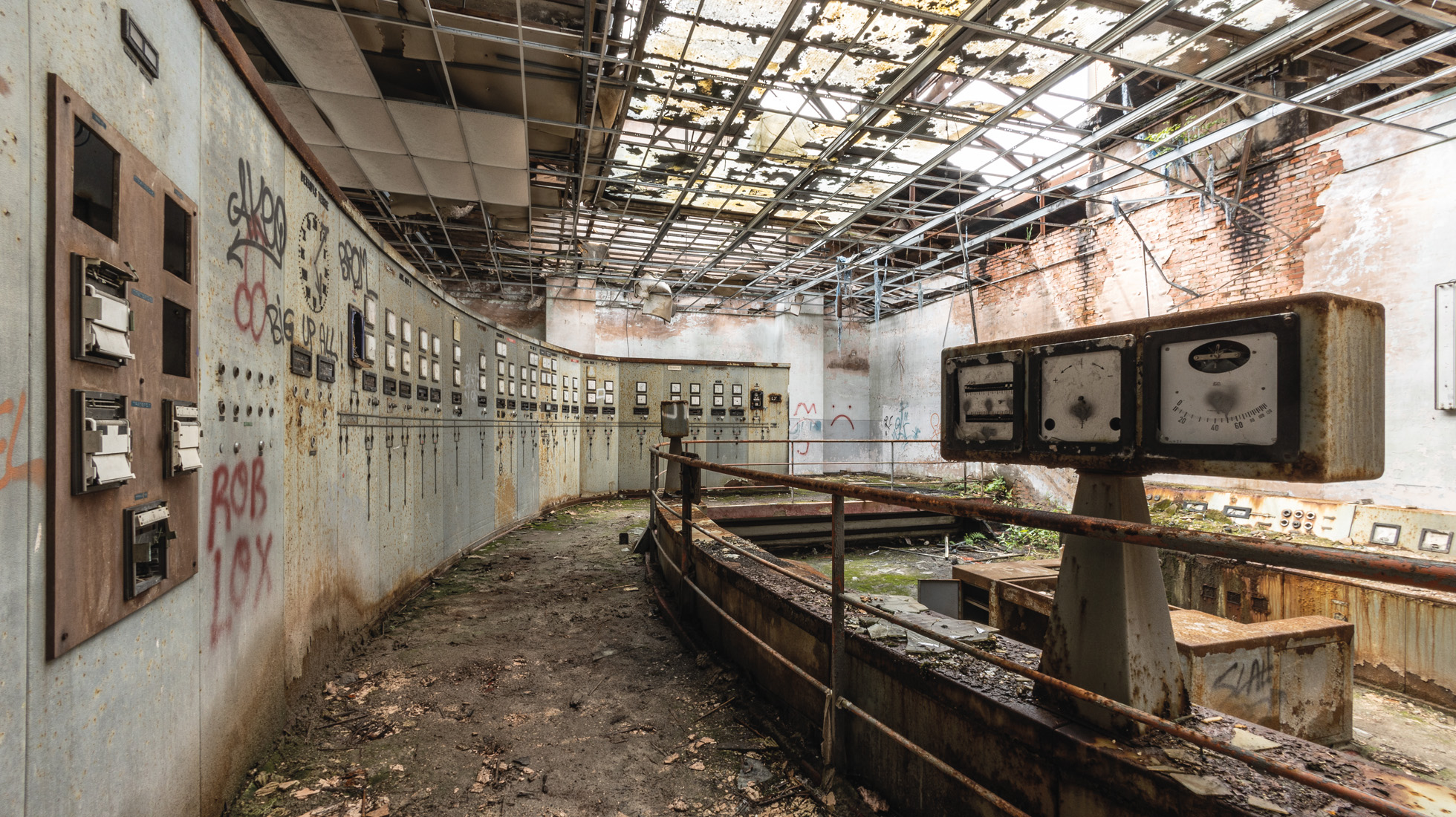 Les meilleurs urbex et Lieux Abandonnés du Grand Est 3 Vue d'une grande structure métallique rouillée à l'intérieur d'une friche industrielle abandonnée dans le Grand Est.