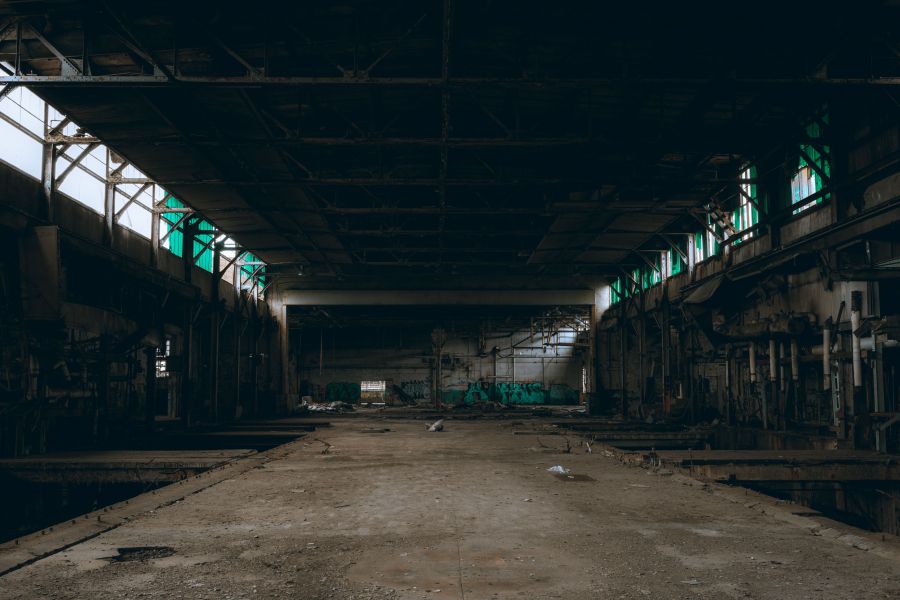 Urbex dans les Hauts-de-France : Les Meilleurs Spots 1 Vue d'une ancienne friche industrielle en briques rouges dans les Hauts-de-France.