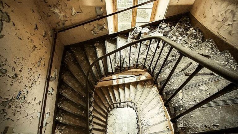 URBEX dans les Côtes-d'Armor : Les Meilleurs Spots 1 Vue d'une ancienne cage d'escalier dans les Côtes-d'Armor.