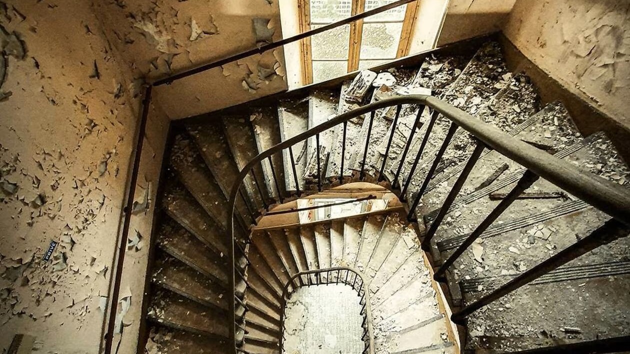 URBEX dans les Côtes-d'Armor : Les Meilleurs Spots 1 Vue d'une ancienne cage d'escalier dans les Côtes-d'Armor.